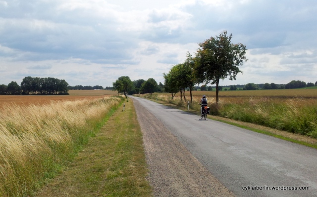 Landsvägen mellan Reichenow och Ihlow.